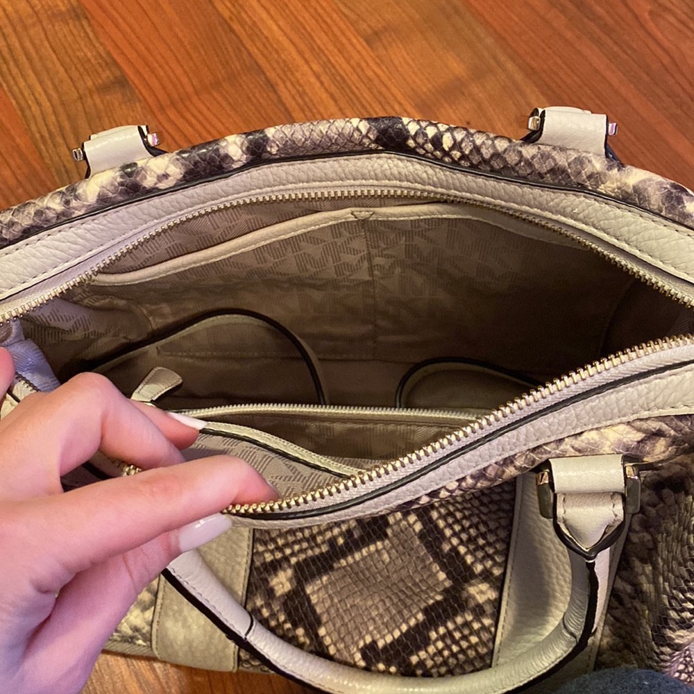 MK Purse - Picture 4 of 6